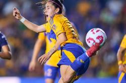 足球比赛中，女选手们全神贯注迎接挑战的简单介绍