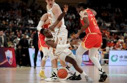 重庆篮球比赛场面激烈，球员拼尽全力