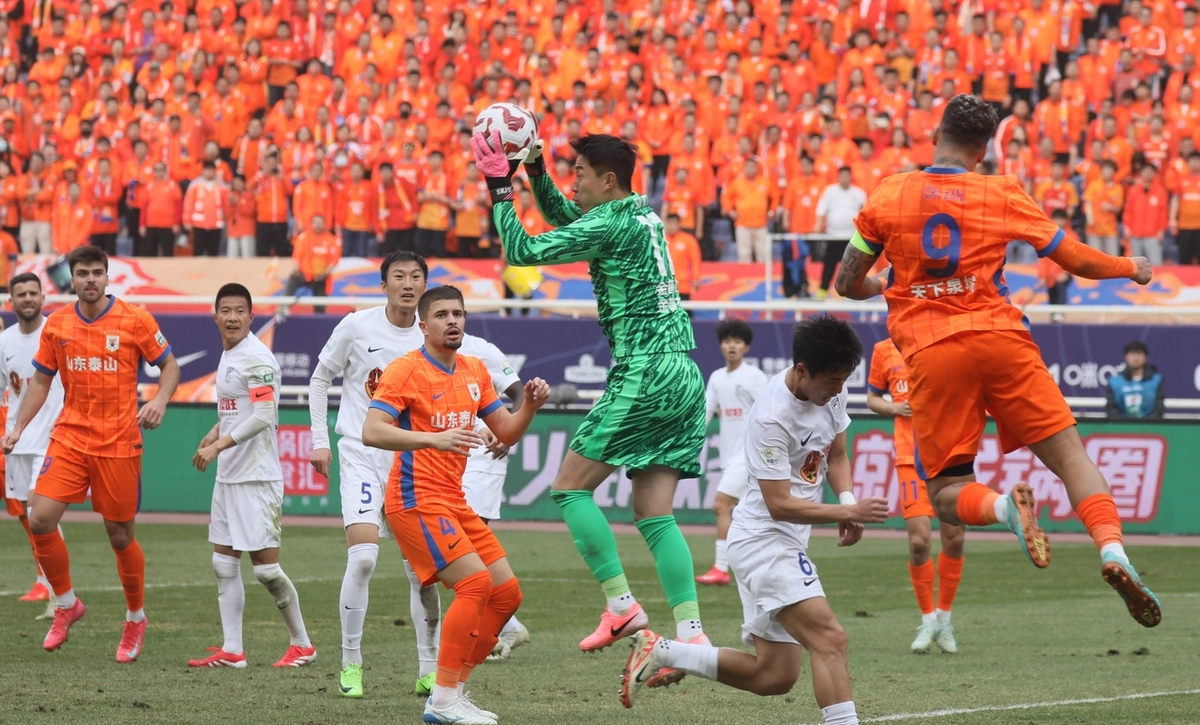 中锋破门进球,球队主场横扫对手领军全队连胜之路 中锋破门进球,球队主场横扫对手领军全队连胜之路