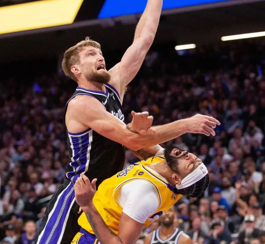 中锋破门进球,球队主场横扫对手领军全队连胜之路 中锋破门进球,球队主场横扫对手领军全队连胜之路