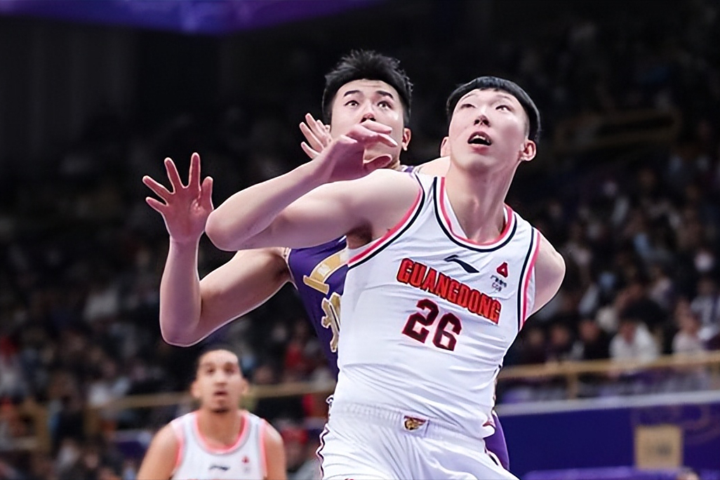 江苏队客场横扫广东宏远,取得三连胜 江苏队客场横扫广东宏远,取得三连胜