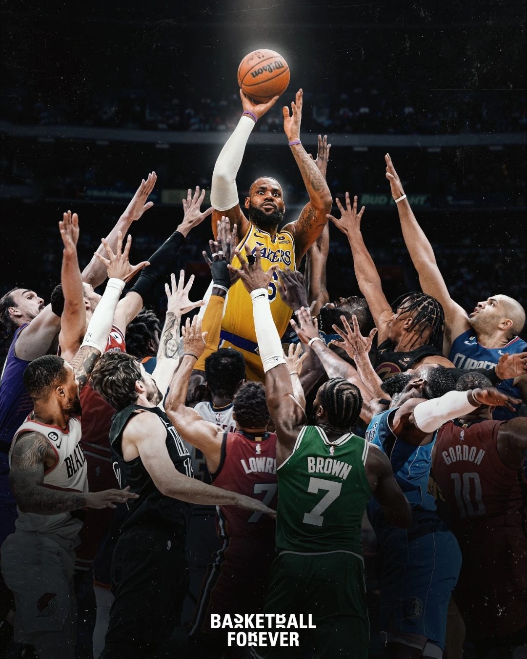 欢呼雀跃的比赛现场，球员们拼尽全力