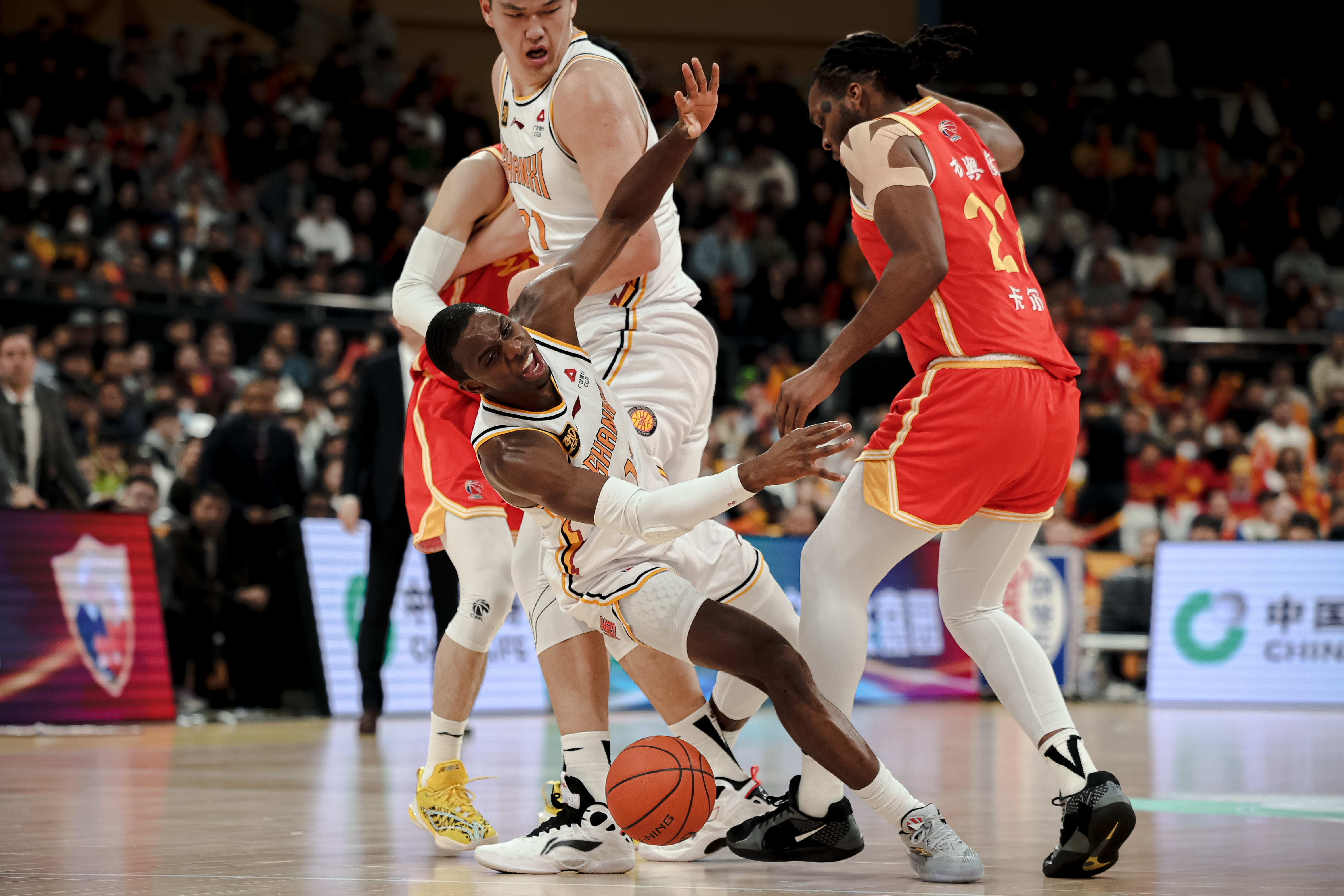 重庆篮球比赛场面激烈，球员拼尽全力