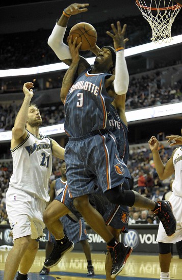 重庆篮球比赛场面激烈，球员拼尽全力