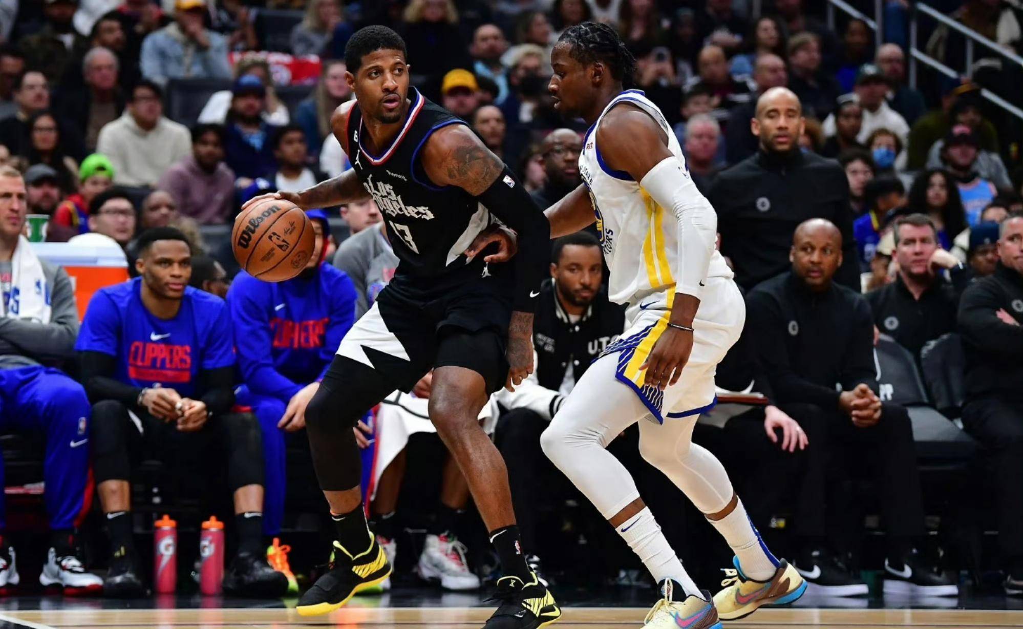 包含快船轻取对手，保罗-乔治领衔团队走向胜利的词条